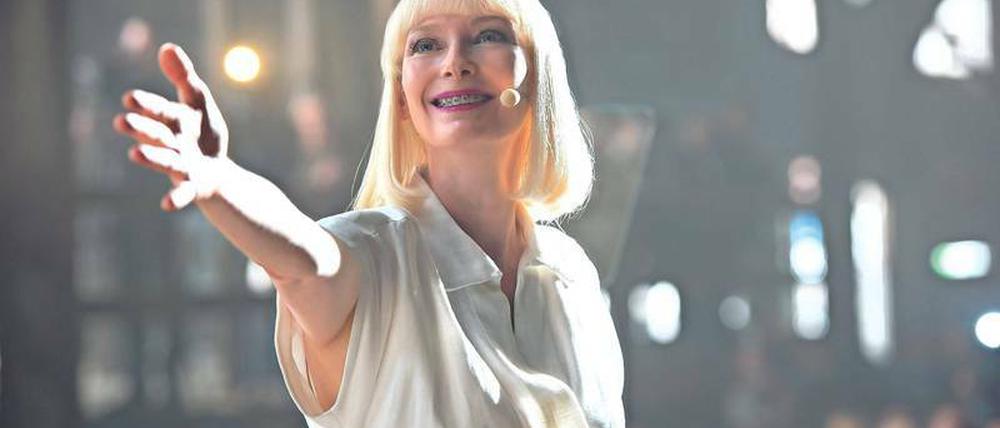 Tilda Swinton spielt in "Okja" eine Managerin, die allein am Profit orientiert ist.