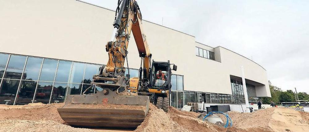 Futuristisch. Die Inneneinrichtung mancher Saunen erinnert ein bisschen an ein Raumschiff. Wieder geerdet wird man allerdings im Ruheraum, aus dem der Blick auf das Leipziger Dreieck und die Bahnhofspassagen fällt. Nicht alle Saunen und Außenanlagen werden bis zum Eröffnungstermin am 7. Juni fertig sein.
