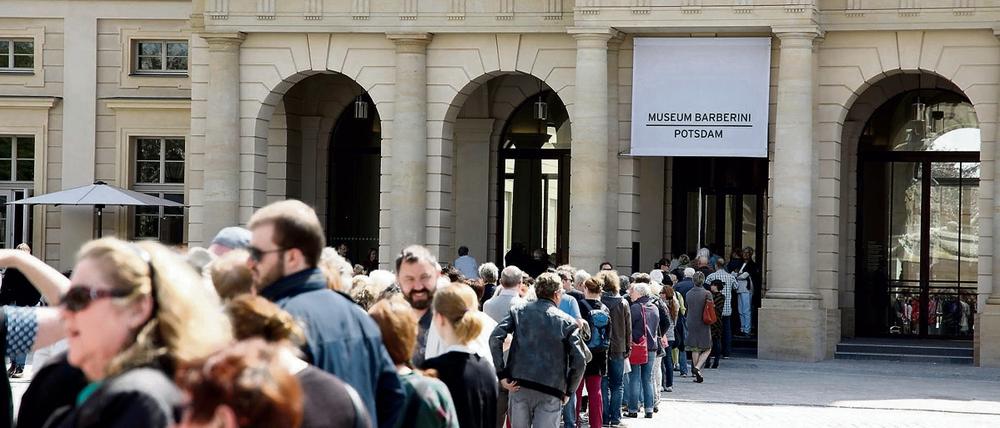 Auch am letzten Tag der Impressionismus-Ausstellung bildeten sich lange Schlangen vor dem Museum Barberini in Potsdam.