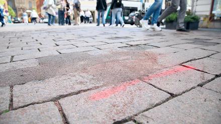 Breite Fugen, lockere Steine, Asphaltkleckse. Das Pflaster in der Brandenburger Straße bietet schon lange keinen schönen Anblick mehr und ist zudem auch eine Gefahrenquelle. Die Stadt will nun Sanierungsvarianten prüfen lassen – von Pflaster bis Asphalt.