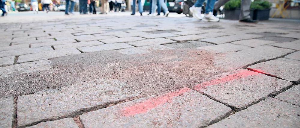 Breite Fugen, lockere Steine, Asphaltkleckse. Das Pflaster in der Brandenburger Straße bietet schon lange keinen schönen Anblick mehr und ist zudem auch eine Gefahrenquelle. Die Stadt will nun Sanierungsvarianten prüfen lassen – von Pflaster bis Asphalt.