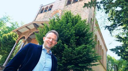 Im Namen des Herrn. Alte Gewissheiten gehen verloren, das merkt Johannes Krug auch in seiner Gemeinde. Viele sind in Gottesdiensten unsicher, nicht einmal die bekanntesten Kirchenlieder können sie mitsingen.
