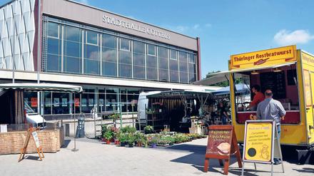 Unsicheres Pflaster? Vor allem in den Abendstunden ist auch der Platz vor der Stadthalle Cottbus ein beliebter Treff für Jugendliche, Trinker und die Drogenszene.