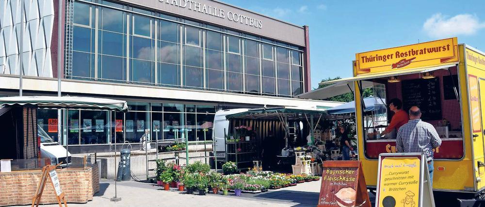 Unsicheres Pflaster? Vor allem in den Abendstunden ist auch der Platz vor der Stadthalle Cottbus ein beliebter Treff für Jugendliche, Trinker und die Drogenszene.