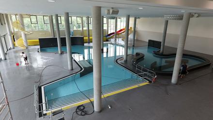 Kein billiges Vergnügen für Familien mit vielen Kindern. Eltern mit vier Kindern zahlen 52 Euro für einen Tag in Potsdams neuem Bad blu.
