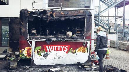 Zerstört. Der ausgebrannte Imbiss am Flughafen Schönefeld.