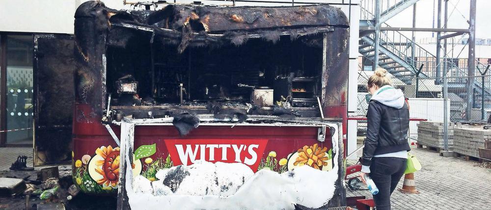 Zerstört. Der ausgebrannte Imbiss am Flughafen Schönefeld.