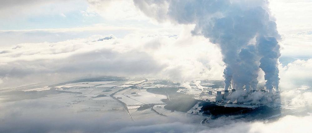 Klimaproblem. Das Braunkohlekraftwerk Jänschwalde von oben. Mit einer konkreten Strategie zum Kohleausstieg lassen sich Bund und Land noch Zeit.