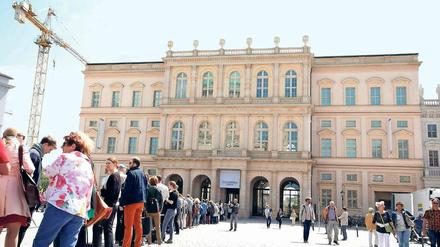 Warten auf Karten. In den letzten Tagen der Eröffnungsausstellung gibt es am Museum Barberini wieder lange Schlangen. Die Online-Tickets sind bereits seit Tagen ausverkauft. Wer die Schau, die am morgigen Sonntag zum letzten Mal geöffnet hat, noch sehen möchte, muss sich früh anstellen.