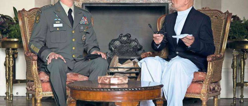 Leere Worte: US-General McMohan (Brad Pitt, l.) bekommt beim Kampf gegen die Taliban keine Unterstützung vom afghanischen Präsidenten Karsai (Ben Kingsley).