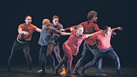 Dynamik und Energie. Die kanadische Rubberdance Group ließ in ihrem Jubiläumsstück „Vic’s Mix“ bei den Tanztagen im Hans Otto Theater auch Geschlechterrollen tanzen.