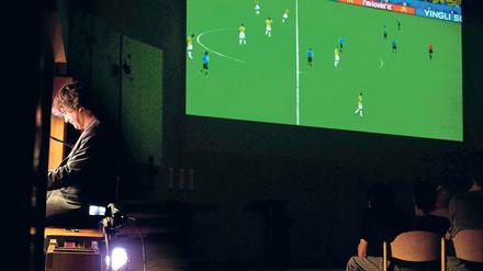 Sportliche Töne. Stephan von Bothmer beim Orgelfußballkonzert in Berlin-Kreuzberg 2014.