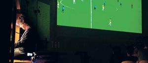 Sportliche Töne. Stephan von Bothmer beim Orgelfußballkonzert in Berlin-Kreuzberg 2014.