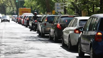 Dauerstau im Potsdamer Norden: Seit drei Wochen sorgt die Tram-Baustelle an der Nedlitzer Straße auch für Ärger in den umliegenden Stadtteilen.