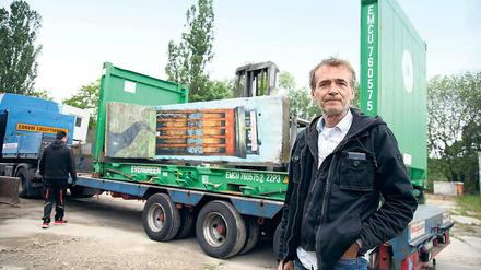 Abschied nehmen. Die bemalten Mauerteile von Juliane Rothenburg und Ekkehard Krauß werden reisefertig gemacht. Bald sollen die Kunstwerke in China stehen.