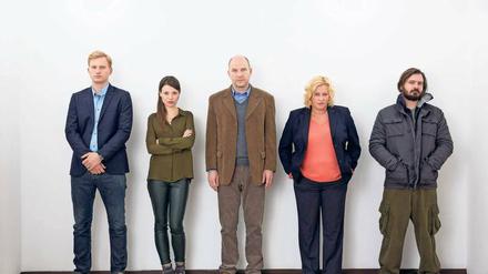 Wer war’s? Sören Koperski (Lucas Prisor, v.l.n.r.), Gesa Porizkova (Julia Hartmann), Michael Baumgartner (Götz Schubert), Doris Meller (Petra Kleinert) und Benno Wengerich (Daniel Christensen) kurz vor der polizeilichen Gegenüberstellung.