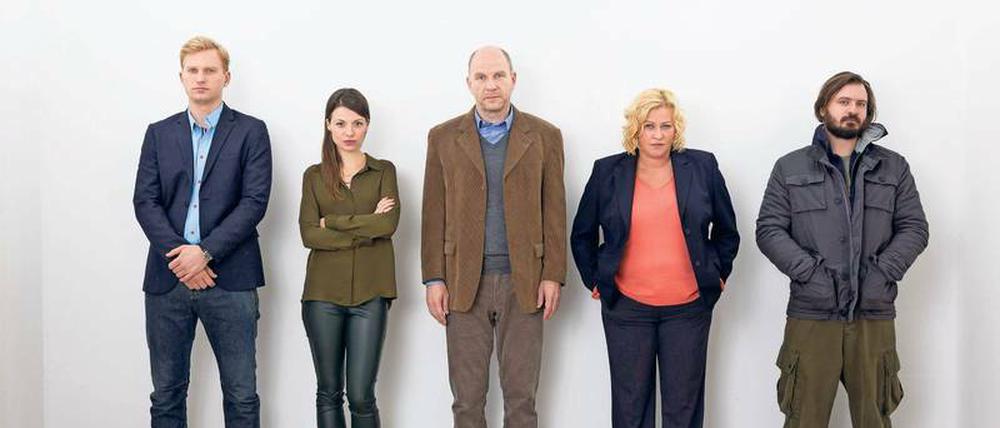 Wer war’s? Sören Koperski (Lucas Prisor, v.l.n.r.), Gesa Porizkova (Julia Hartmann), Michael Baumgartner (Götz Schubert), Doris Meller (Petra Kleinert) und Benno Wengerich (Daniel Christensen) kurz vor der polizeilichen Gegenüberstellung.