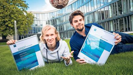 Am Ball. Julian Risch (l.) und Moritz Finke (r.), Studenten am Hasso-Plattner-Institut, haben eine Fußball-Software entwickelt und wurden dafür ausgezeichnet.