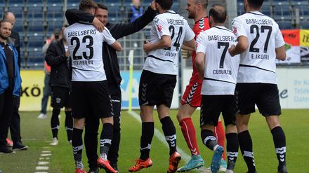 Nach dem 1:0 durch Matthias Steinborn für den SV Babelsberg feierten Spieler und Trainer Cem Efe gemeinsam.