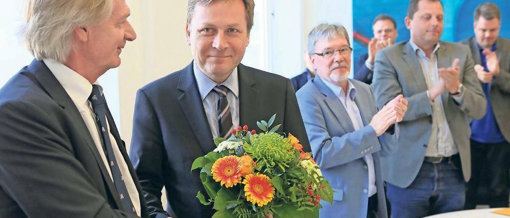 Optimistischer Sieger. Oliver Günther (2.v.l.) sieht nach seiner eindeutigen Wiederwahl gute Jahre auf die Potsdamer Universität zukommen.