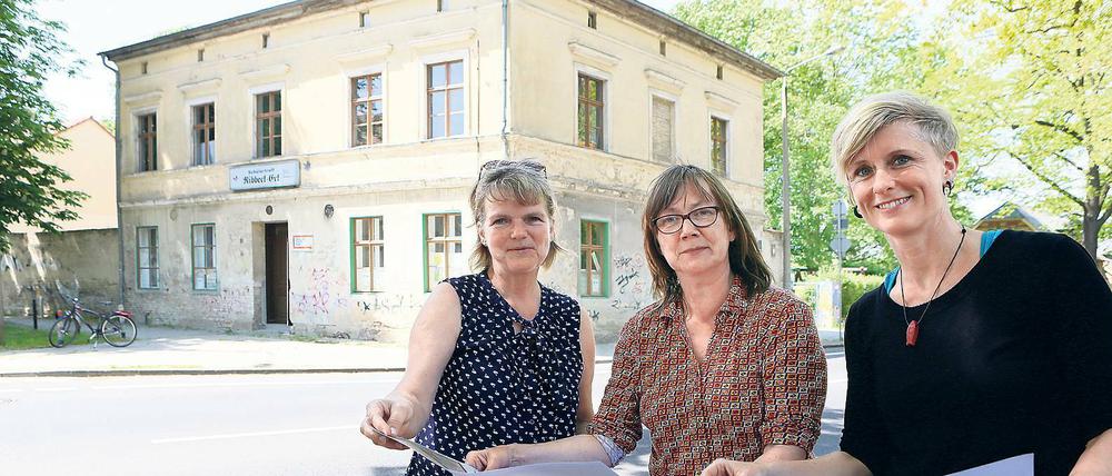 Einzigartig. Das Ribbeckeck ist der einzige Jugendclub im wachsenden Bornstedter Feld. Kornelia Hennig, Ria Fleckstein und Ike Borg (v.l.) kümmern sich um das alte Haus und die Jugendlichen, die dort regelmäßig ihre Freizeit verbringen und die Räume in Eigenregie erhalten. Wie es mit dem Haus weitergeht, ist noch offen.