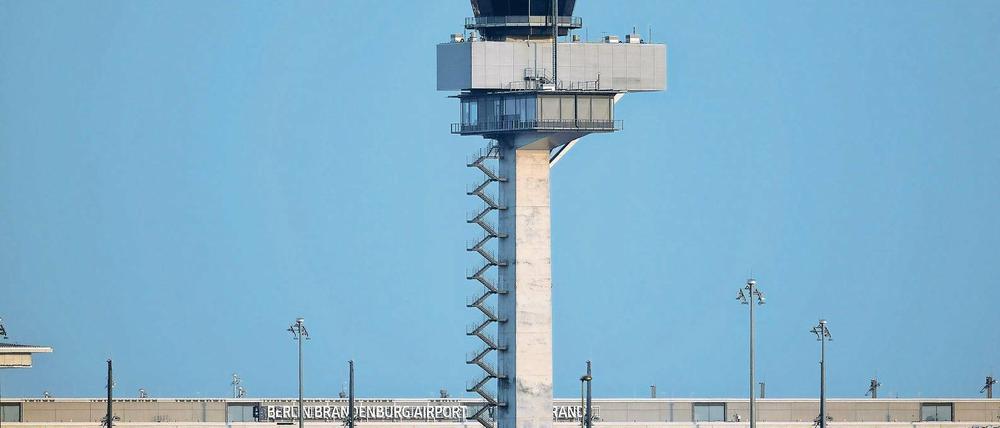 Immerhin der Turm ist fertig. Da sage noch einer, am BER funktioniere nichts: Der Flughafentower versieht seit 2012 seinen Dienst.