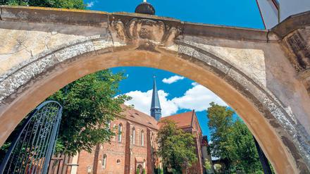 Festung für Gott. Die große Klosteranlage Marienstern wurde 1228 gebaut. Zisterzienserinnen beteten und arbeiteten hier – bis 1539. In diesem Jahr wurde das Kloster säkularisiert. 1717 baute man die Abtei zum Herrenhaus um, das Refektorium wurde später für landwirtschaftliche Zwecke genutzt. Die Restaurierungen begannen 1992.