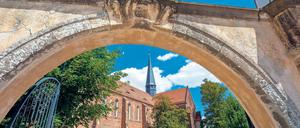 Festung für Gott. Die große Klosteranlage Marienstern wurde 1228 gebaut. Zisterzienserinnen beteten und arbeiteten hier – bis 1539. In diesem Jahr wurde das Kloster säkularisiert. 1717 baute man die Abtei zum Herrenhaus um, das Refektorium wurde später für landwirtschaftliche Zwecke genutzt. Die Restaurierungen begannen 1992.