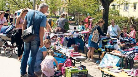 Angebot und Nachfrage. Ob gebrauchte Kinderschuhe, Riesenpuzzle oder ausrangierte Hosen – die einen machen ein Schnäppchen, die anderen misten gewinnbringend zu Hause aus.