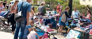 Angebot und Nachfrage. Ob gebrauchte Kinderschuhe, Riesenpuzzle oder ausrangierte Hosen – die einen machen ein Schnäppchen, die anderen misten gewinnbringend zu Hause aus.