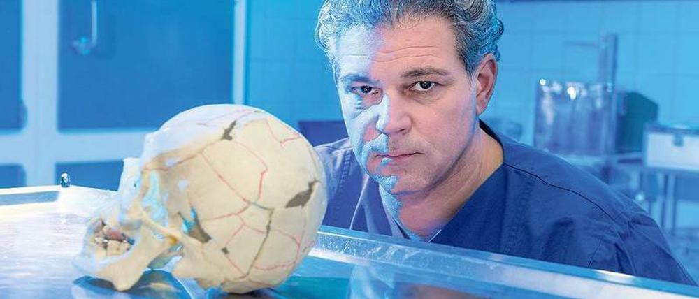 Knochen, Torso, Leichentisch: Michael Tsokos, Deutschlands bekanntester Rechtsmediziner, ist „Dem Tod auf der Spur“.