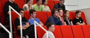 Courage gezeigt. Elf Abiturienten der Lenné-Gesamtschule kamen wegen der Panne beim Mathe-Abitur in den Landtag und stellten Bildungsminister Günter Baaske (SPD) zur Rede. Der zeigt sich nach einem persönlichen Gespräch zumindest nachdenklich.