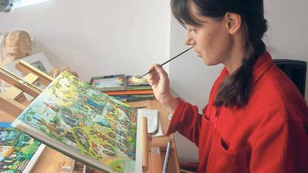 Buntes Gewimmel. Anke Reimann bei der Arbeit im Atelier.