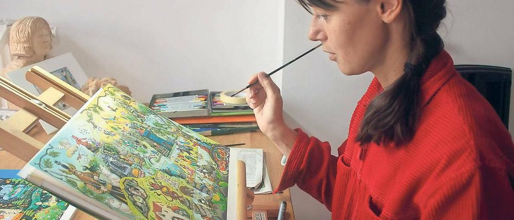 Buntes Gewimmel. Anke Reimann bei der Arbeit im Atelier.