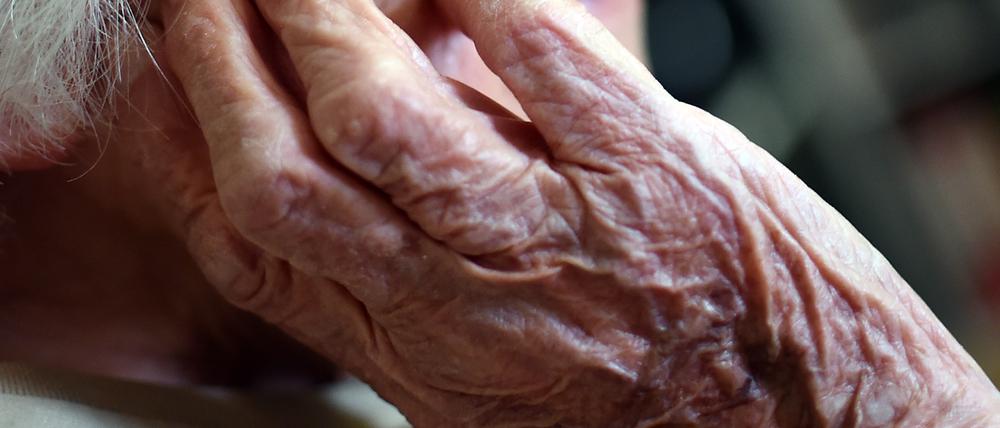 Pflegebedürftige seien in Potsdam aufgrund des Fachkräftemangels unversorgt geblieben, kritisierte Steeven Bretz (CDU).
