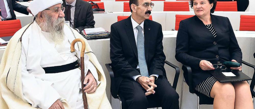 Internationaler Besuch: Landtagspräsidentin Britta Stark (SPD, r.) mit dem geistlichen Oberhaupt der Jesiden, Churto Hadschi Ismail (l.), und dem Sohn des weltlichen Oberhauptes der religiösen Minderheit, Hazem Tahsin Saeed.