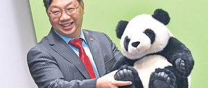 Mit Stoffpanda. Chinas Botschafter Shi Mingde. 