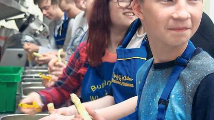 Motiviert. Die Schüler lernen, wie sie Spargel stechen, schälen und kochen.