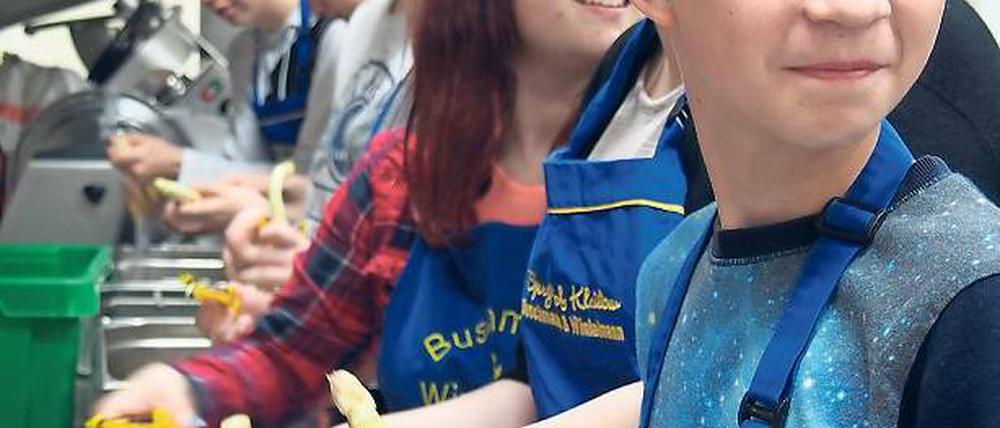 Motiviert. Die Schüler lernen, wie sie Spargel stechen, schälen und kochen.