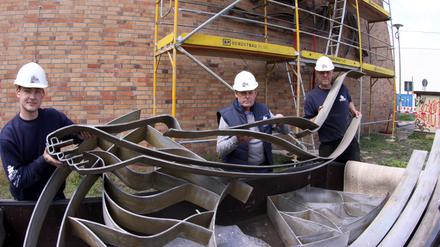 1970 wurde das Metallrelief an der Schwimmhalle am Brauhausberg angebracht.