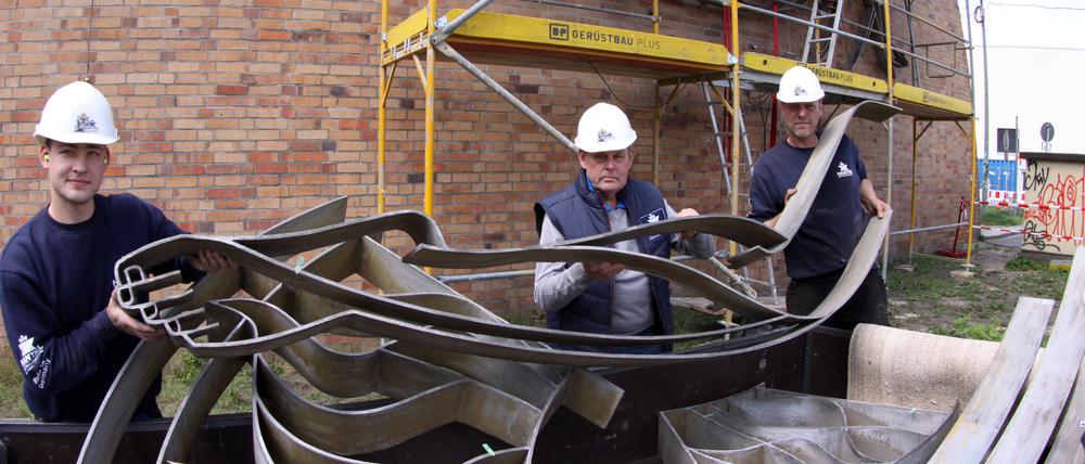 1970 wurde das Metallrelief an der Schwimmhalle am Brauhausberg angebracht.
