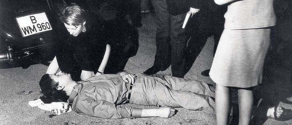 Ikone. Die Aufnahme vom 2. Juni 1967, wie sich Friederike Hausmann um Benno Ohnesorg, erschossen von dem Zivilpolizisten Karl-Heinz Kurras, kümmert, gehört ins kollektive Bildergedächtnis der Bundesrepublik.