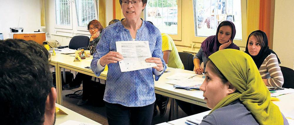 Brandenburg kennenlernen. Christiane Barberowski unterrichtet in Lauchhammer im Landeskundekurs für Asylbewerber und Flüchtlinge. Dabei wurde bisher 305 Teilnehmern Wissen über Deutschland und die Lausitz vermittelt.