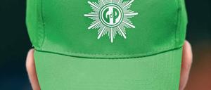 Nicht im grünen Bereich. Die Gewerkschaft der Polizei (GdP) – hier ein Jugendlicher mit einer Kappe mit dem Logo der Gewerkschaft – kritisiert die rot-rote Landesregierung und kündigt Proteste an.