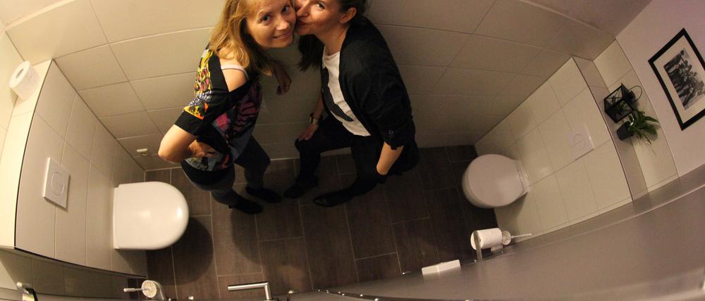 Im neuen Potsdamer Club Pirschheide gibt es diese "Freundinnen-Toiletten".
