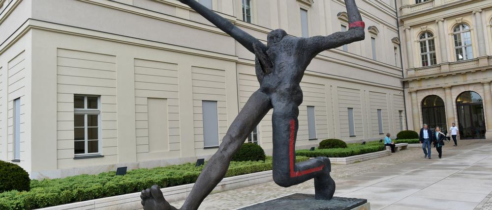 Ein Mann beschädigte Mattheuers "Jahrhundertschritt" im Potsdamer Museum Barberini.