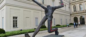 Ein Mann beschädigte Mattheuers "Jahrhundertschritt" im Potsdamer Museum Barberini.