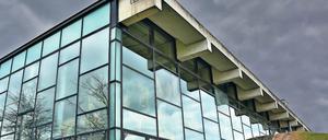 Unter dunklen Wolken. Der moderne Bau der Biosphäre im Bornstedter Feld in Potsdam könnte abgerissen werden. Das fordern die Grünen – und vielleicht nicht nur sie. Noch gibt es allerdings keine weiteren politischen Bekenntnisse für einen Abriss.