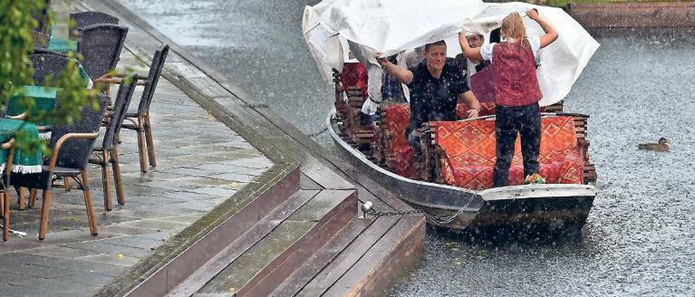 Kahn unter. Manchmal hilft nur, die Plane festzuhalten. Jetzt wird es wärmer, dafür drohen Gewitter.
