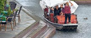 Kahn unter. Manchmal hilft nur, die Plane festzuhalten. Jetzt wird es wärmer, dafür drohen Gewitter.